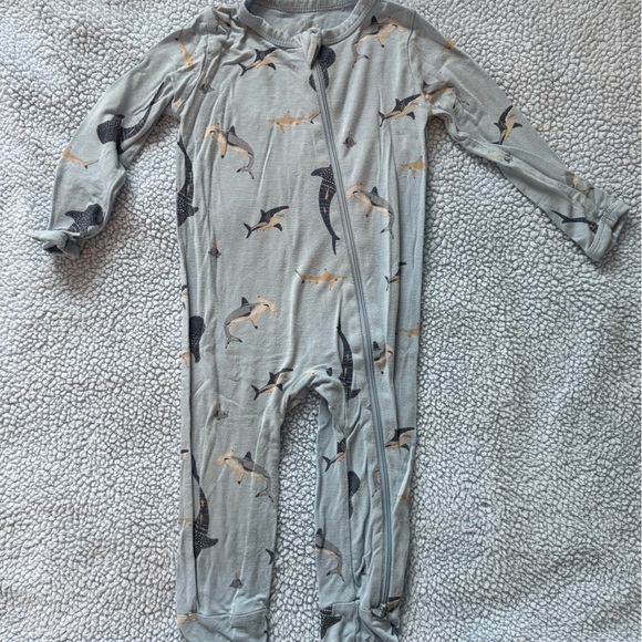 Kyte baby shark jammies 12-18 - Picture 1 of 3